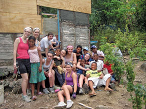 St. Mary Catholic Secondary students from Hamilton, Ontario, taking part in the Dominican Republic Education and Medical Support program (D.R.E.A.M.S.). Parra, Dominican Republic, January 2010. Credit: Paul Roe.